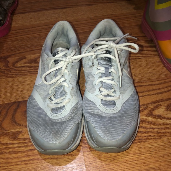 Grey nike shoes - Picture 2 of 3